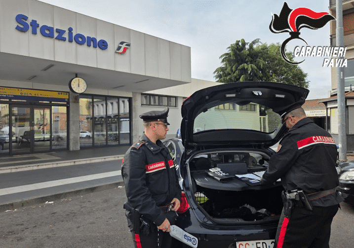 Vigevano, controlli con il metal detector in stazione: i carabinieri denunciano un 30enne per detenzione ai fini di spaccio