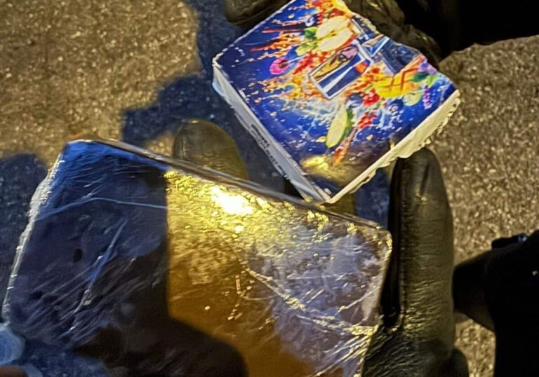 Abbiategrasso, droga nascosta nel giubbotto lanciato durante la fuga: arrestato giovane di 19 anni