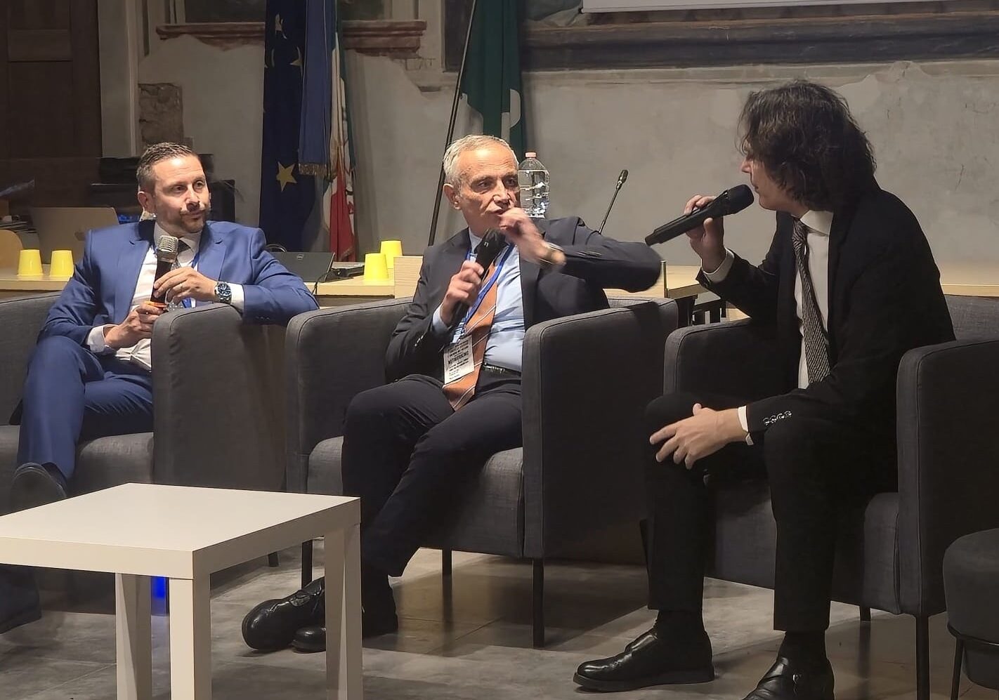 Grande successo a Lonate per Francesco Carbone: sala gremita e forte entusiasmo attorno al suo libro