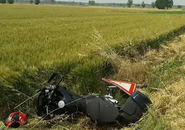 Scontro moto-auto nel Mantovano, morto un ventottenne