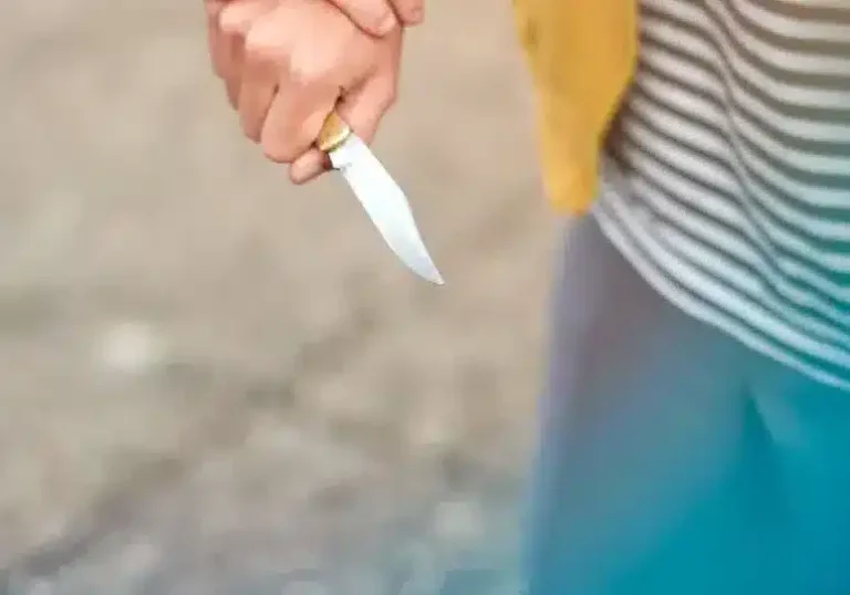 Gallarate: accerchiato e minacciato con coltello, fermati due minori