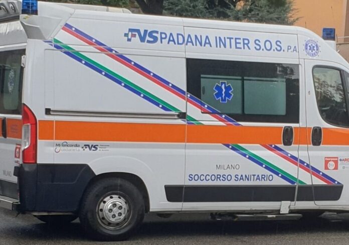 Robecco sul Naviglio: automobilista finisce contro un’auto in sosta mentre attraversa la piazza