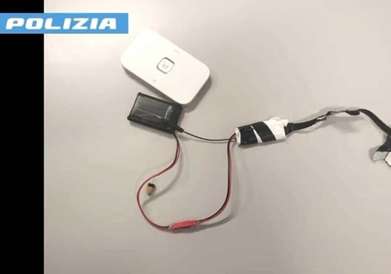 Como: all’esame per patente con l’auricolare, denunciati due giovani