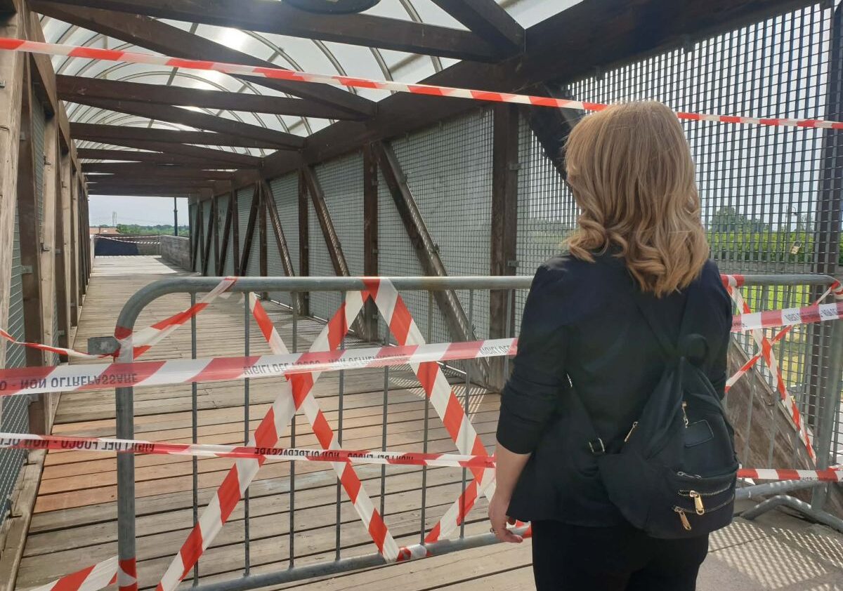 Vittuone: incendio sul ponte pedonale all’alba, struttura chiusa per sicurezza