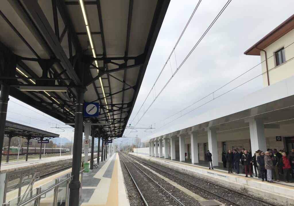 Terrorizza i passeggeri su un treno e aggredisce i carabinieri, arrestato 36enne peruviano