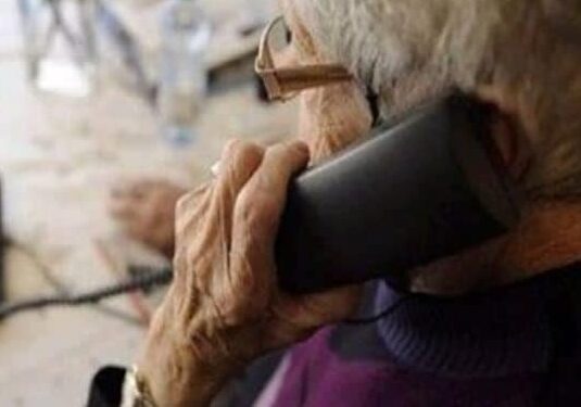 Milano, anziana trattiene al telefono truffatore e lo fa arrestare